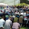 عشرات المواطنين يؤدون صلاة الجمعة في الخان الأحمر