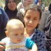 الطفلة الكفيفة "لمى أبو لولي" تودع والدها الشهيد في رفح 