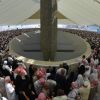 الحجاج يرمون جمرة العقبة ويتجهون لطواف الإفاضة