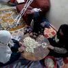 فيديو وصور .. أسرة غزّية تعمل بتقشير الفستق لتوفير ثمن علاج ابنتها المصابة بالسرطان