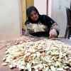 فيديو وصور .. أسرة غزّية تعمل بتقشير الفستق لتوفير ثمن علاج ابنتها المصابة بالسرطان
