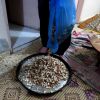 فيديو وصور .. أسرة غزّية تعمل بتقشير الفستق لتوفير ثمن علاج ابنتها المصابة بالسرطان