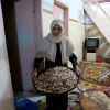 فيديو وصور .. أسرة غزّية تعمل بتقشير الفستق لتوفير ثمن علاج ابنتها المصابة بالسرطان