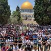 عشرات الآلاف يؤدون صلاة الجمعة في الأقصى