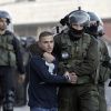 تقرير: الاحتلال ينكّل بالشبان الفلسطينيين خلال حملاته الاعتقالية