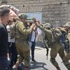 قوات الاحتلال تعتدي على منازل الفلسطينيين بالخليل