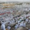 حجاج بيت الله يتوافدون إلى صعيد عرفات لأداء ركن الحج الأعظم