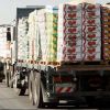 الإعلام الحكومي بغزة ينفي فرض رسوم على الشاحنات ويحذر من توظيف الادعاءات لتبرير تقليص دخول البضائع